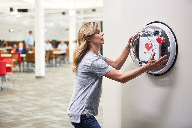 AED w szkołach i przedszkolach – realne korzyści i przykłady